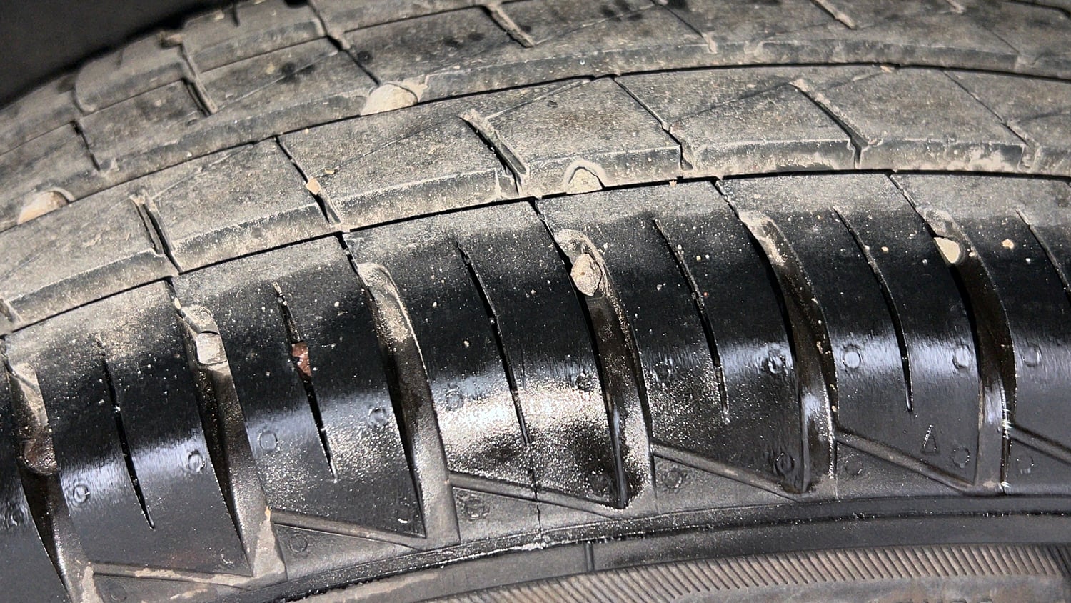 Used 2025 Renault Kwid RXT 1.0L AMT Petrol Automatic tyres RIGHT REAR TYRE TREAD VIEW