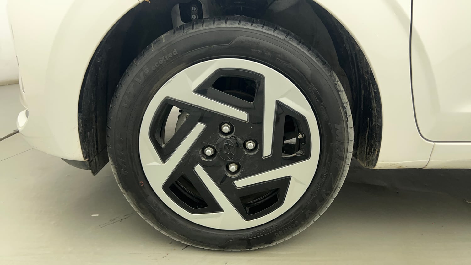 Used 2026 Hyundai Grand i10 Nios Sportz 1.2 Hy-CNG Duo Cng Manual tyres LEFT FRONT TYRE RIM VIEW