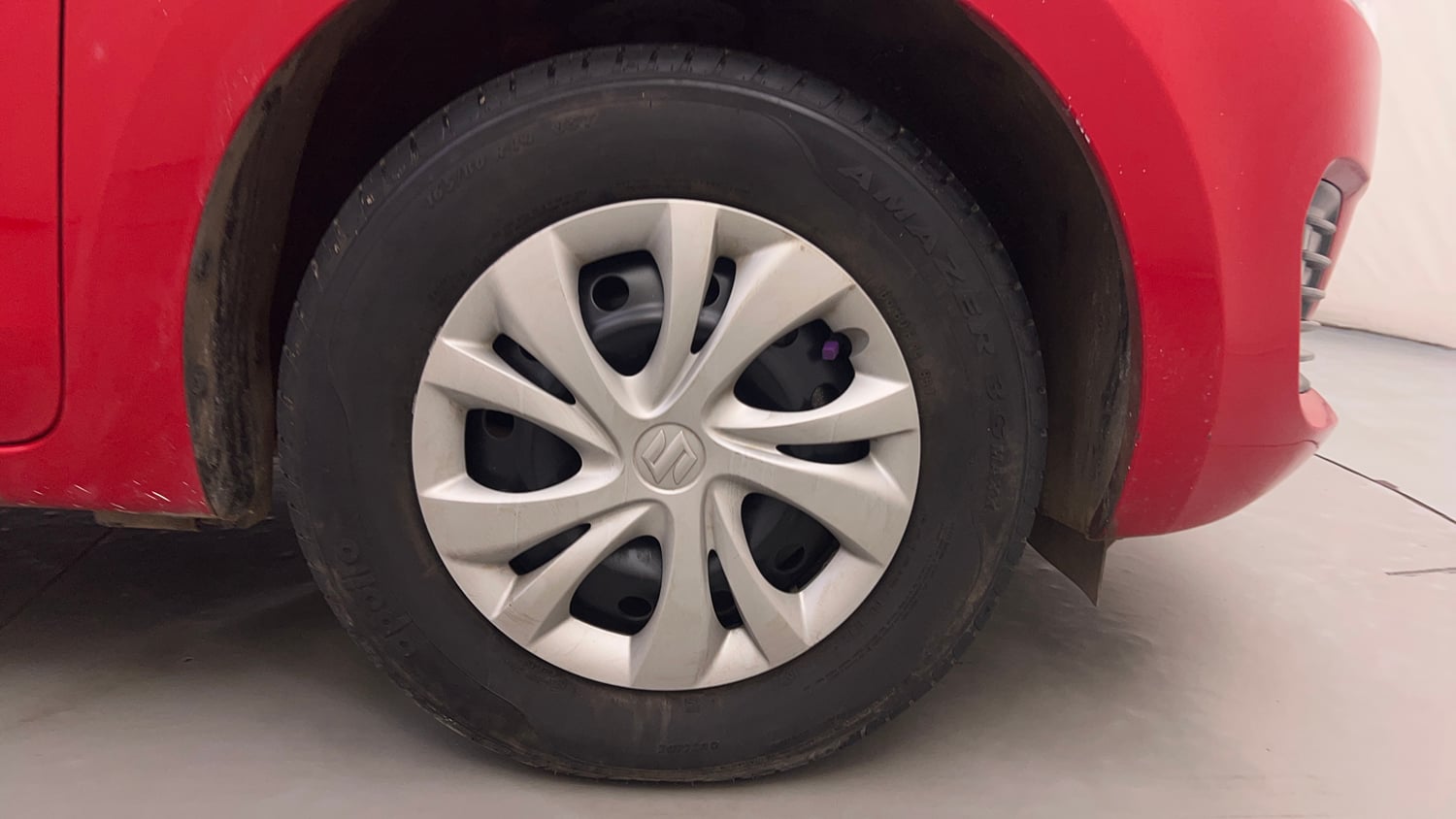 Used 2023 Maruti Suzuki Swift VXi AMT Petrol Automatic tyres RIGHT FRONT TYRE RIM VIEW