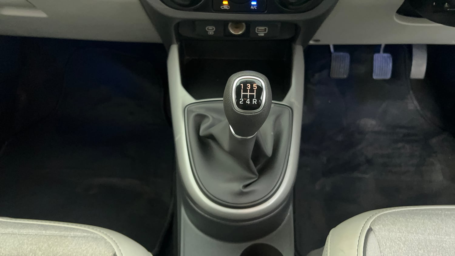 Used 2026 Hyundai Grand i10 Nios Sportz 1.2 Hy-CNG Duo Cng Manual interior GEAR  KNOB VIEW