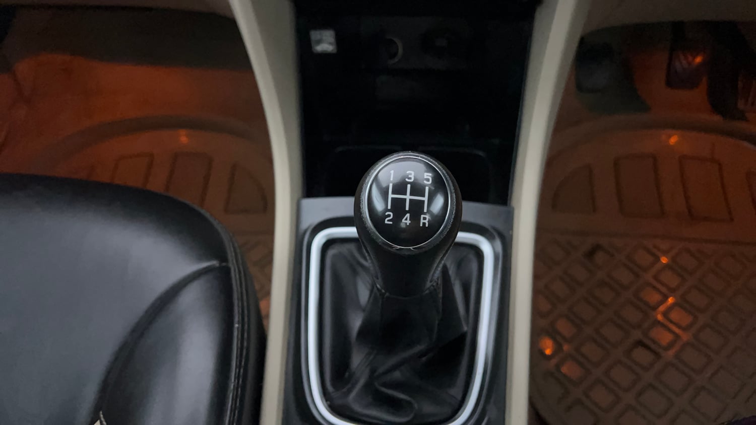 Used 2022 Maruti Suzuki Ciaz Zeta 1.5 Petrol Manual interior GEAR  KNOB VIEW