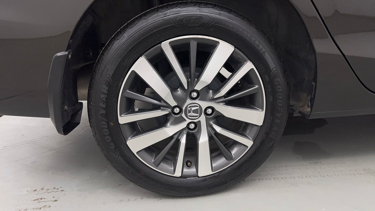 Used 2021 Honda City ZX CVT Petrol Petrol Automatic tyres RIGHT REAR TYRE RIM VIEW