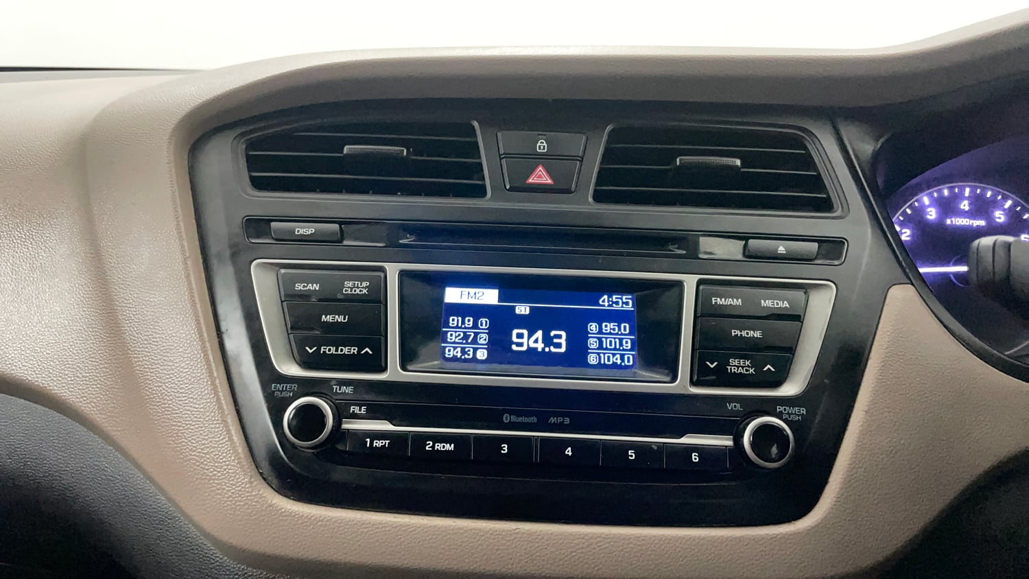 Used 2015 Hyundai Elite i20 Sportz 1.2 Petrol Manual top_features Integrated (in-dash) music system
