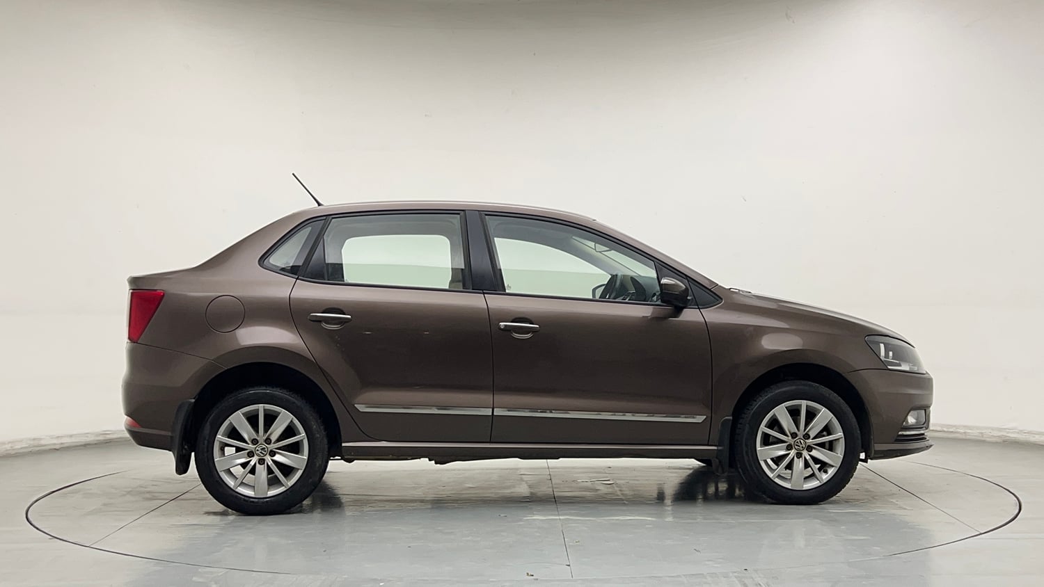 Used 2017 Volkswagen Ameo Highline1.2L (P) Petrol Manual exterior RIGHT SIDE VIEW