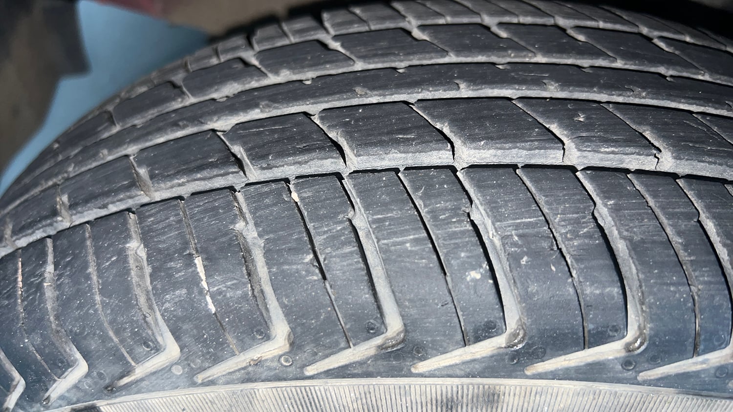 Used 2016 Renault Kwid 1.0 RXT Petrol Manual tyres LEFT FRONT TYRE TREAD VIEW