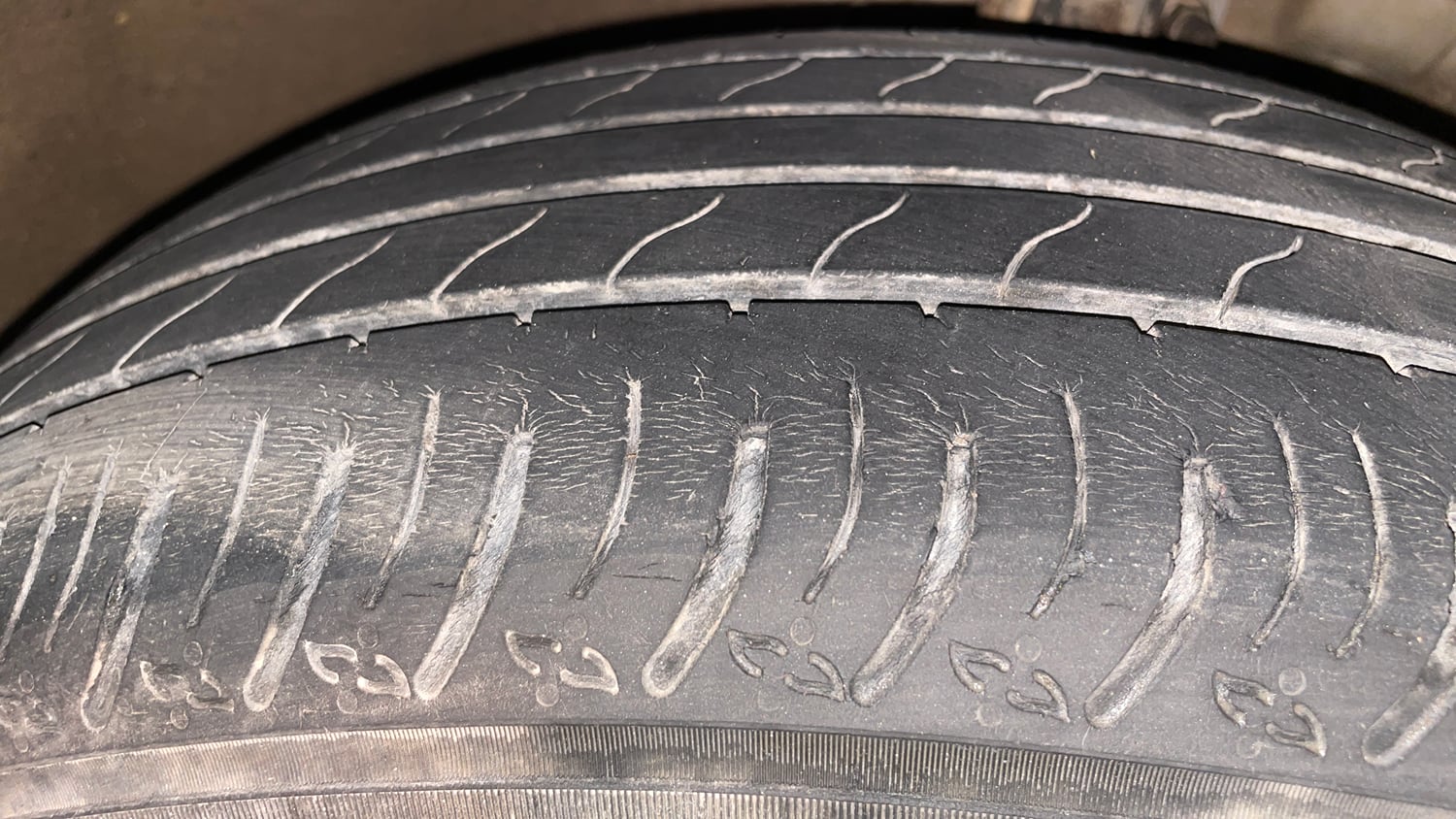 Used 2022 Maruti Suzuki XL6 Alpha Plus AT Petrol Petrol Automatic tyres RIGHT FRONT TYRE TREAD VIEW