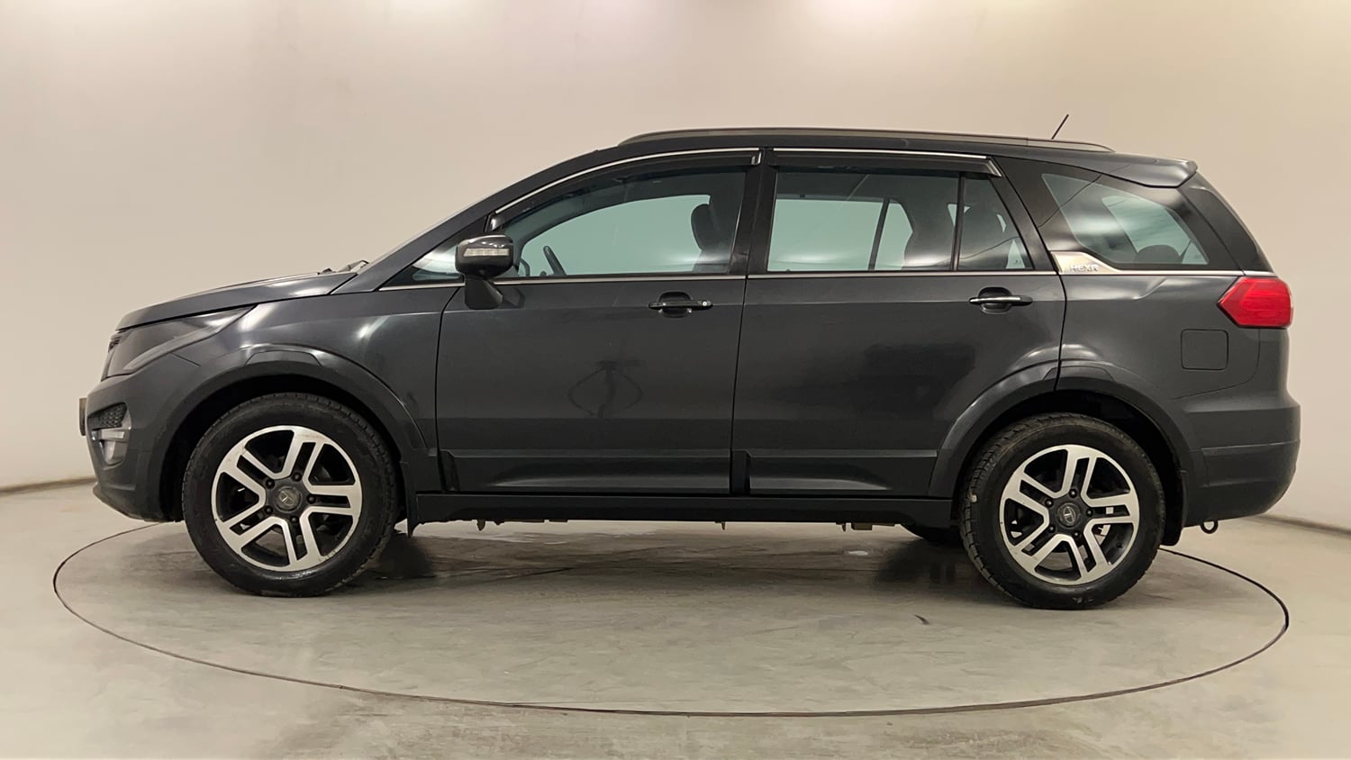 Used 2017 Tata Hexa XTA 4x2 7 STR Diesel Automatic exterior LEFT SIDE VIEW