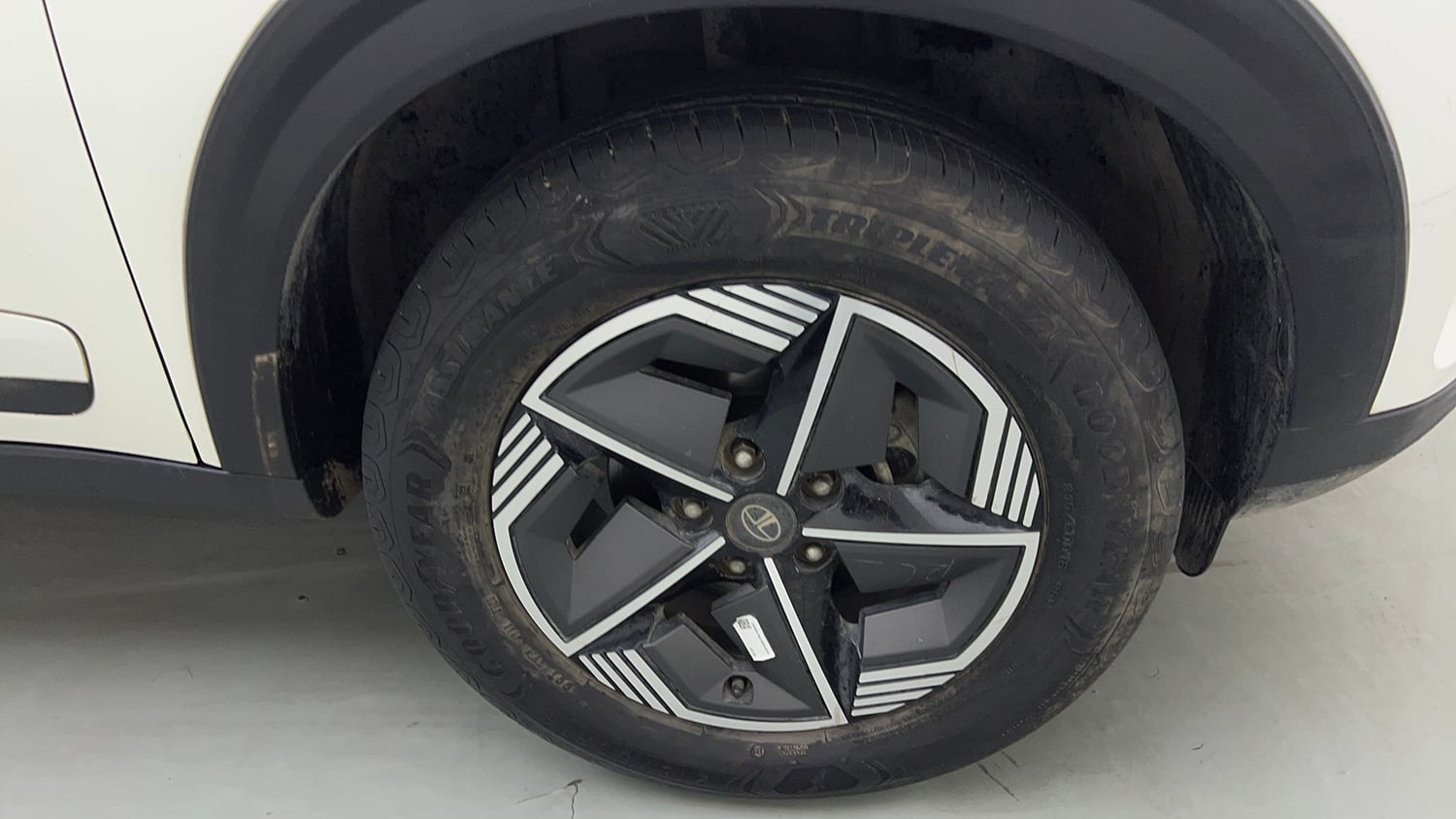 Used 2024 Tata Nexon Creative 1.2 Revotron Petrol 6MT Petrol Manual tyres RIGHT FRONT TYRE RIM VIEW