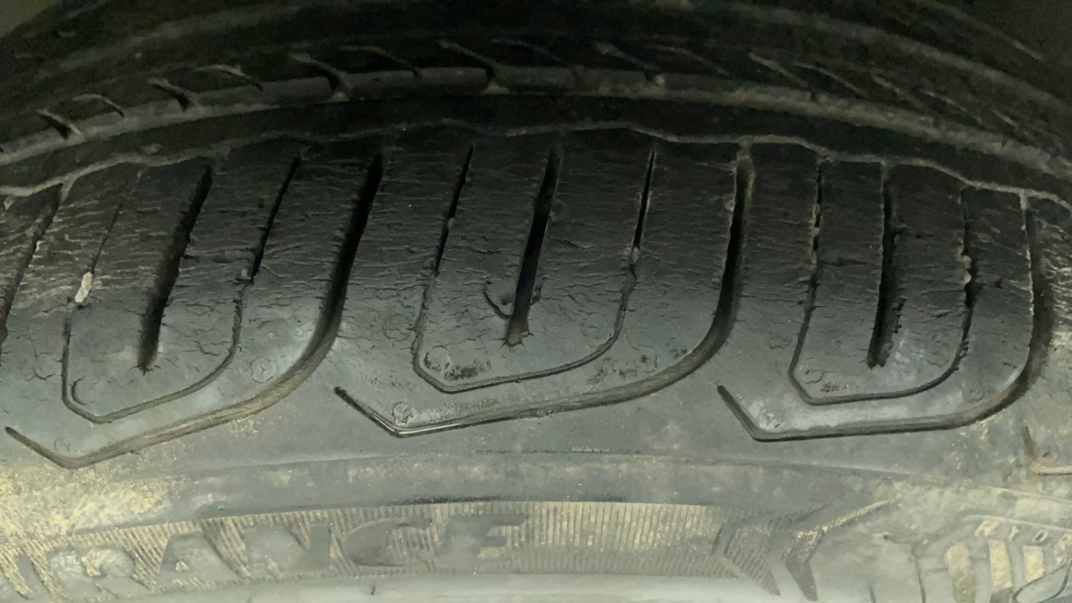 Used 2022 Tata Altroz XZA Petrol Petrol Automatic tyres LEFT FRONT TYRE TREAD VIEW