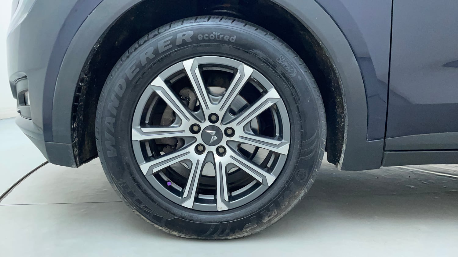Used 2026 Mahindra XUV700 AX 7 Petrol AT Luxury Pack 7 STR Petrol Automatic tyres LEFT FRONT TYRE RIM VIEW