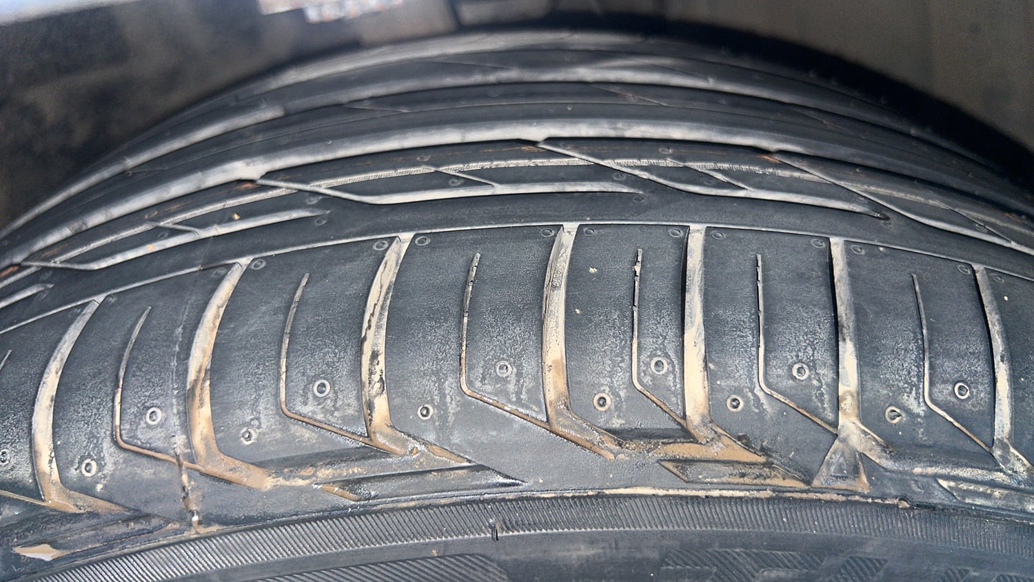 Used 2017 Mercedes-Benz C-Class C 200 Avantgarde Petrol Automatic tyres RIGHT FRONT TYRE TREAD VIEW