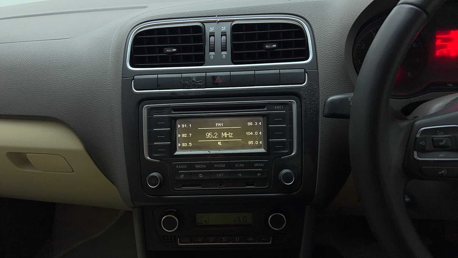 Used 2013 Volkswagen Vento Highline Petrol AT Petrol Automatic top_features Integrated (in-dash) music system