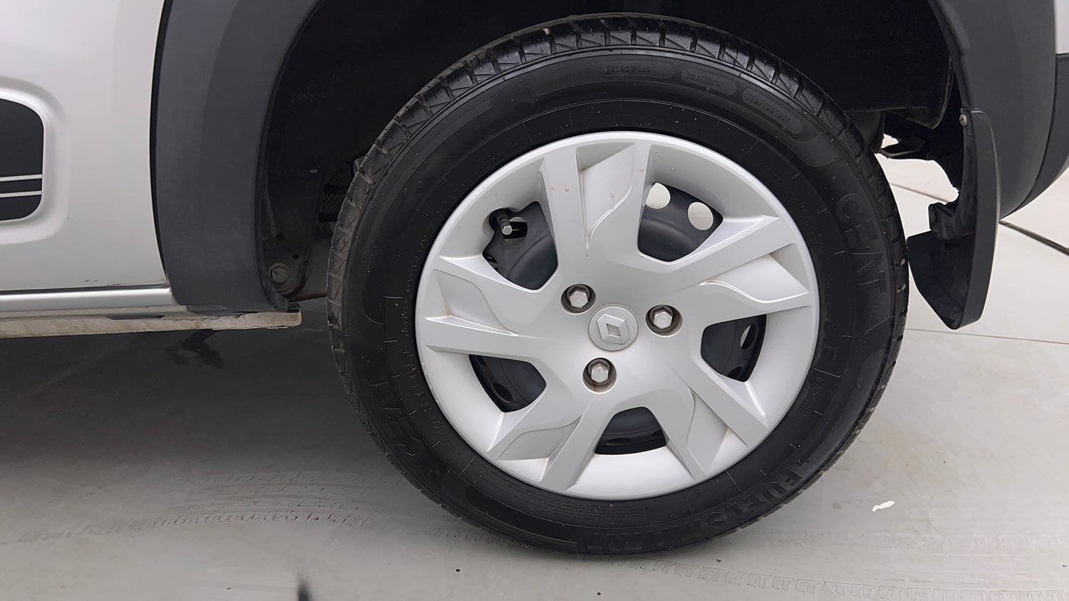 Used 2025 Renault Kwid RXT 1.0L AMT Petrol Automatic tyres LEFT REAR TYRE RIM VIEW
