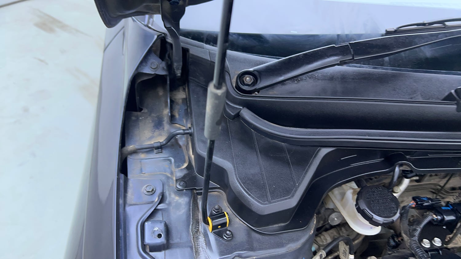 Used 2022 Hyundai i20 Sportz 1.2 MT Petrol Manual engine ENGINE RIGHT SIDE HINGE & APRON VIEW