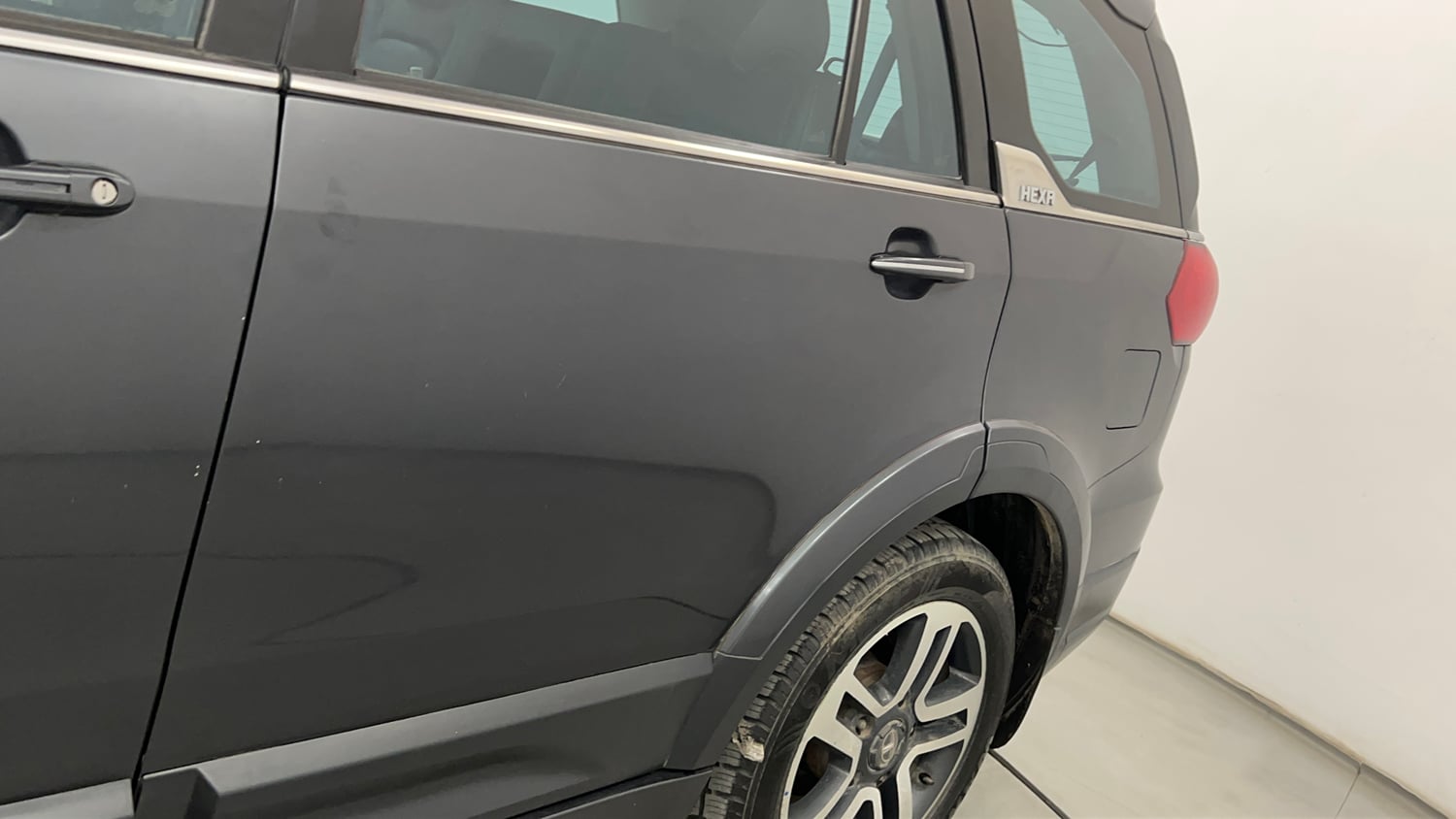 Used 2017 Tata Hexa XTA 4x2 7 STR Diesel Automatic dents MINOR SCRATCH