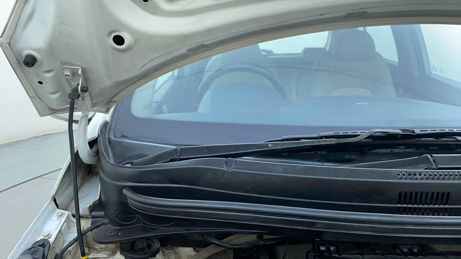 Used 2014 Hyundai Grand i10 Asta AT 1.2 Kappa VTVT Petrol Automatic engine ENGINE RIGHT SIDE HINGE & APRON VIEW