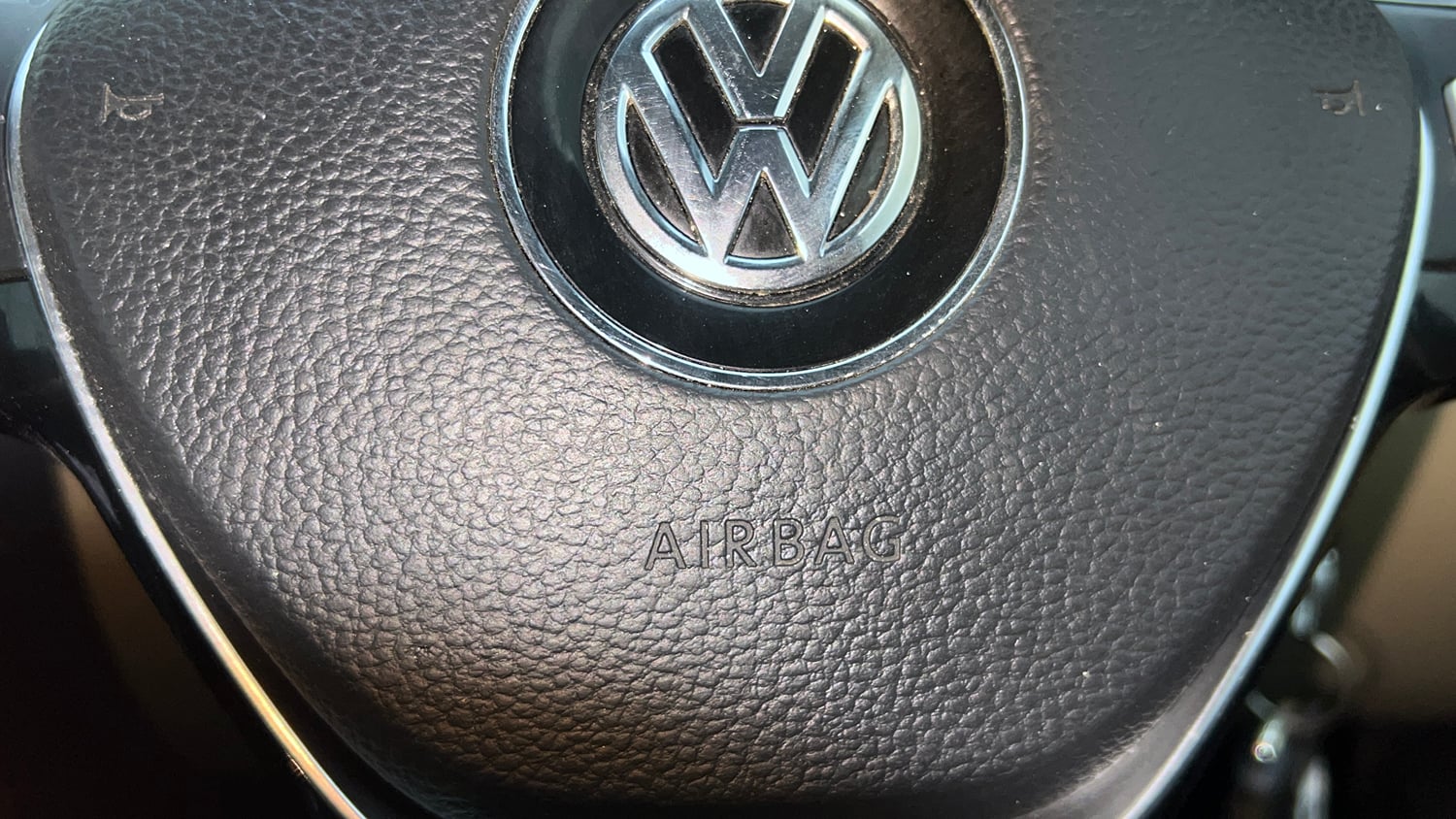 Used 2017 Volkswagen Ameo Highline1.2L (P) Petrol Manual top_features Airbags