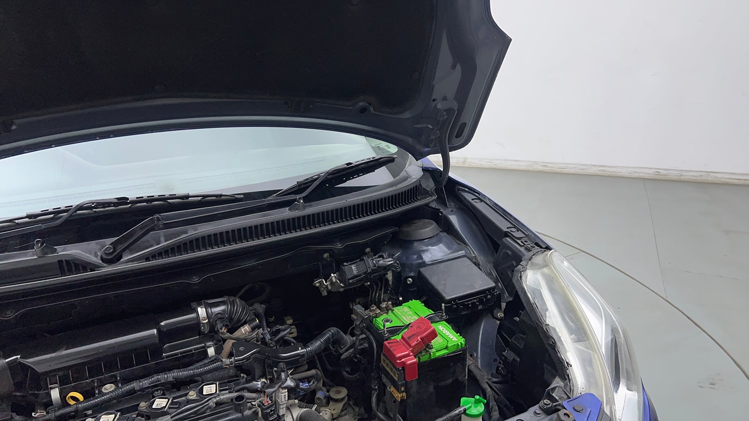 Used 2017 Maruti Suzuki Baleno Delta 1.2 Petrol Manual engine ENGINE LEFT SIDE HINGE & APRON VIEW
