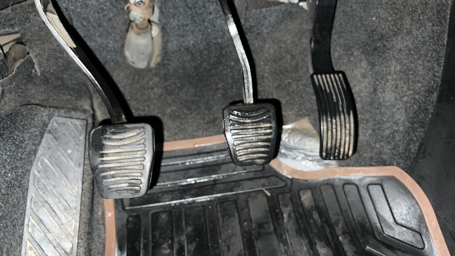 Used 2018 Mahindra XUV500 W9 Diesel Manual interior PEDALS VIEW