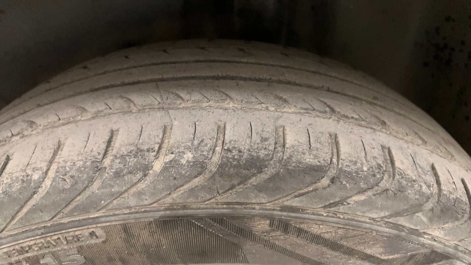 Used 2014 Volkswagen Polo Comfortline 1.2L (P) Petrol Manual tyres LEFT REAR TYRE TREAD VIEW