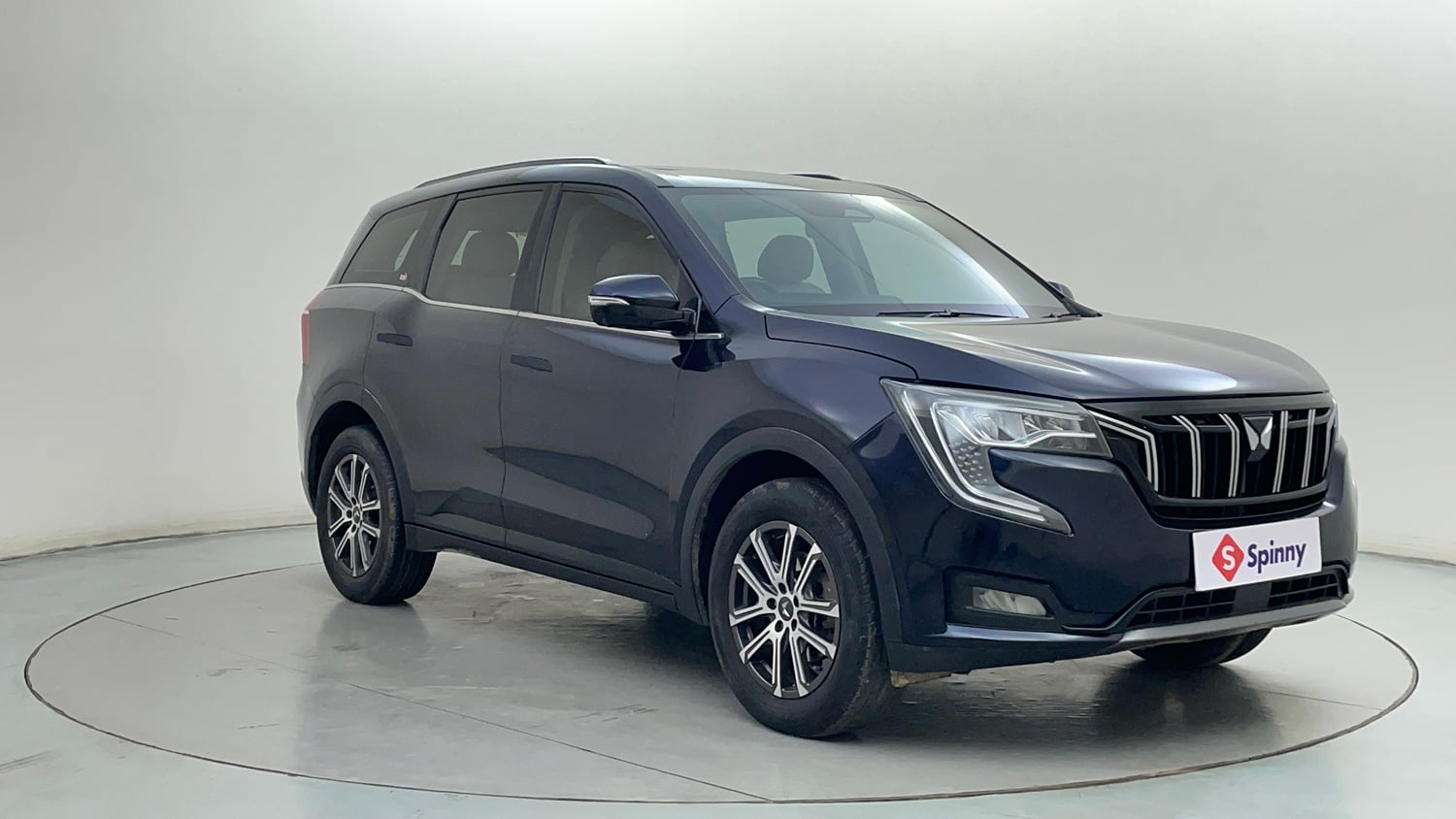 Used 2026 Mahindra XUV700 AX 7 Petrol AT Luxury Pack 7 STR Petrol Automatic exterior RIGHT FRONT CORNER VIEW