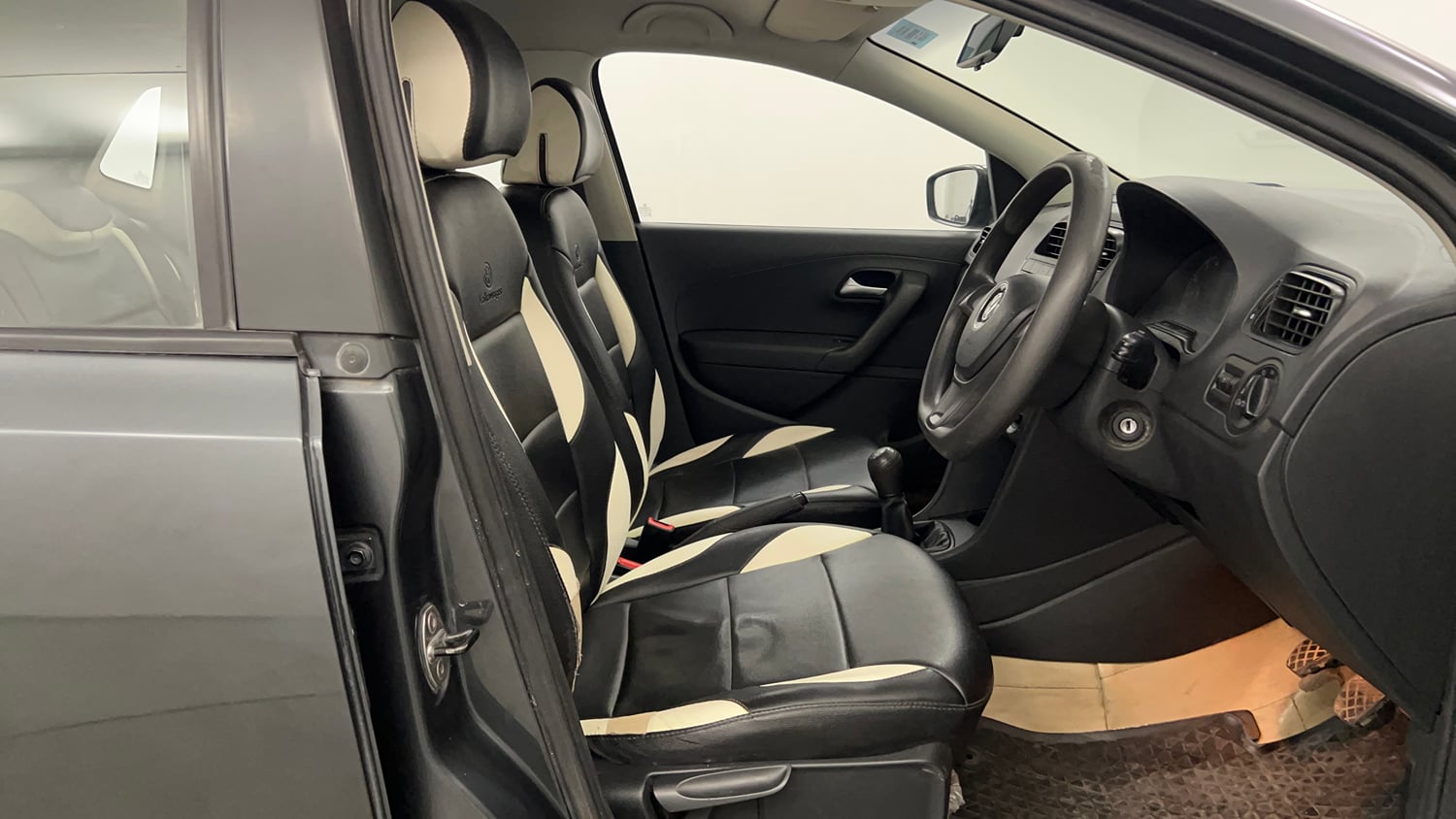 Used 2014 Volkswagen Polo Comfortline 1.2L (P) Petrol Manual interior RIGHT SIDE FRONT DOOR CABIN VIEW