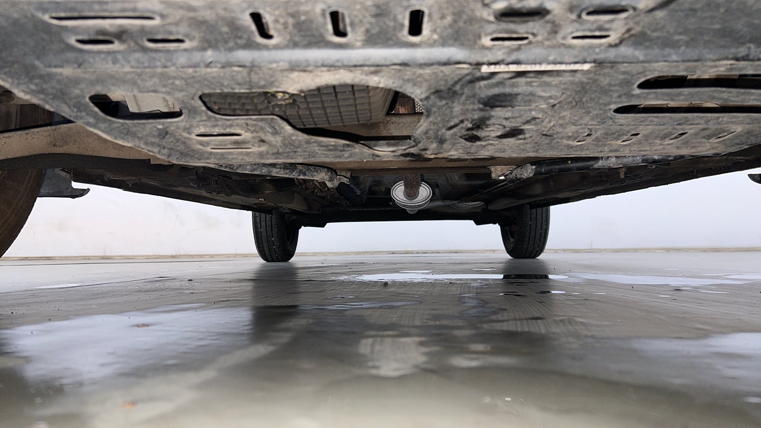 Used 2025 Renault Kwid RXT 1.0L AMT Petrol Automatic extra FRONT LEFT UNDERBODY VIEW