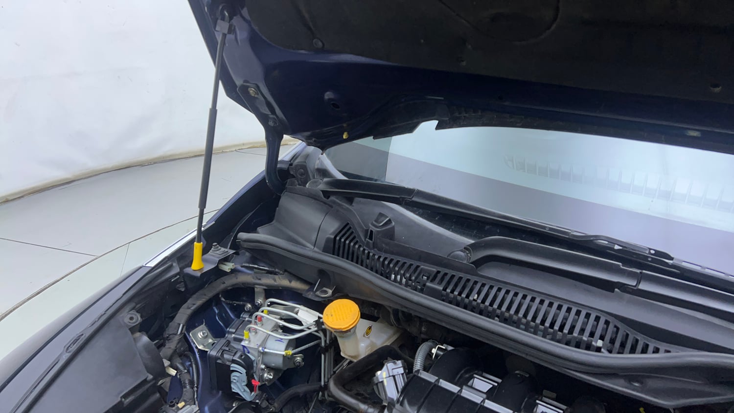 Used 2023 Tata Altroz XZA Plus (S) Petrol Automatic engine ENGINE RIGHT SIDE HINGE & APRON VIEW