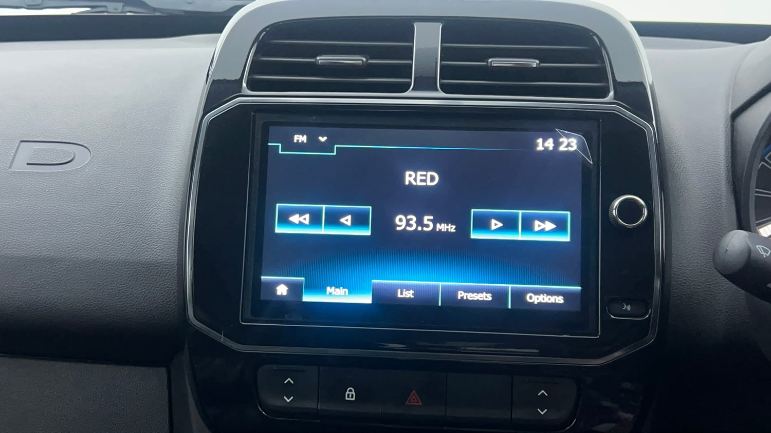 Used 2025 Renault Kwid RXT 1.0L AMT Petrol Automatic top_features Touch screen infotainment system