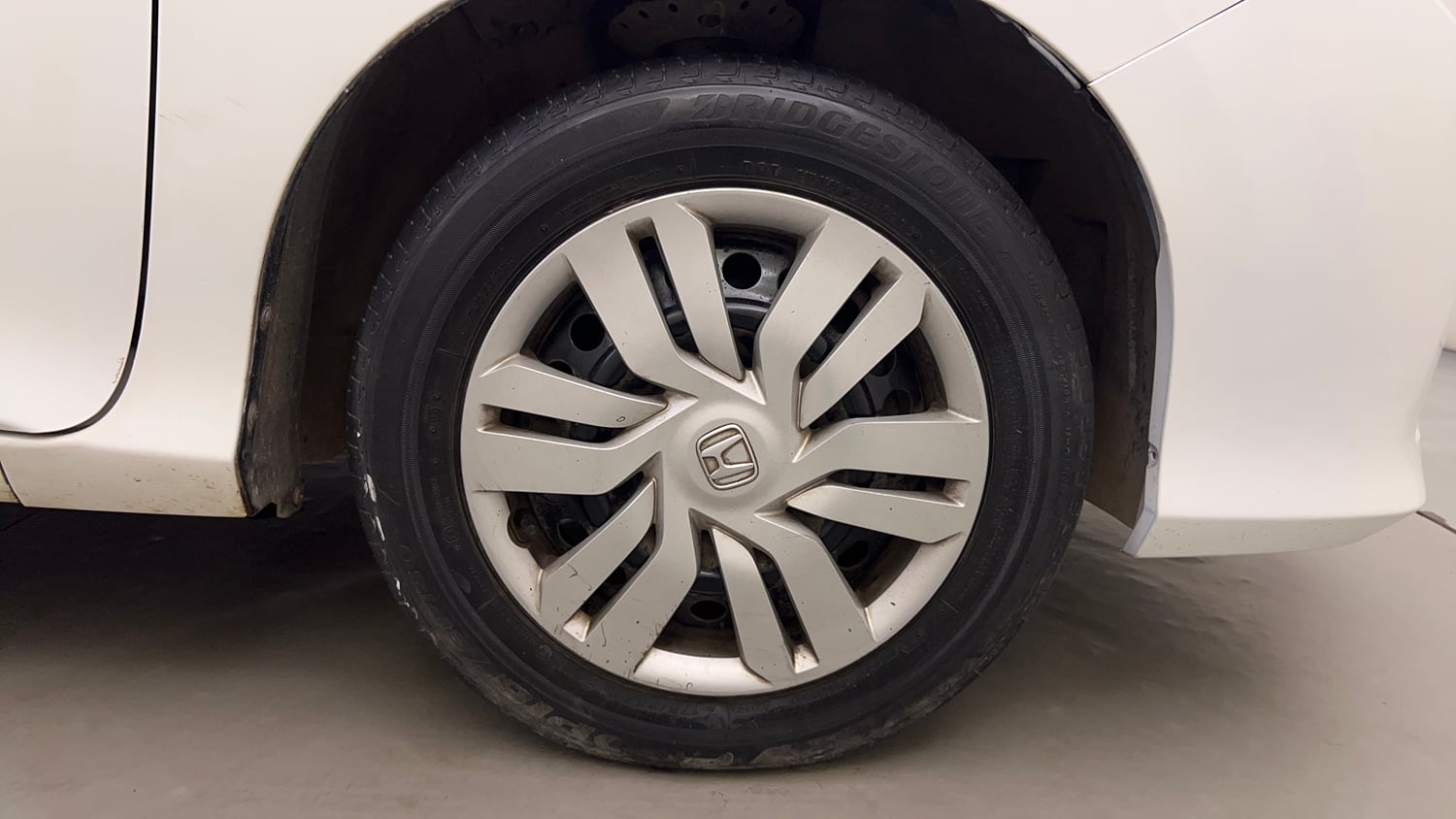 Used 2016 Honda City S Petrol Manual tyres RIGHT FRONT TYRE RIM VIEW