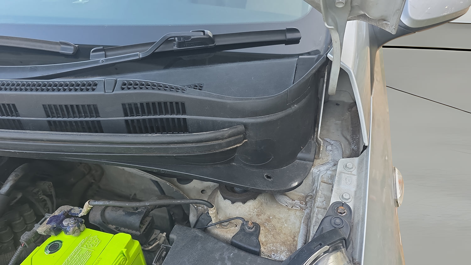 Used 2018 Hyundai Grand i10 Magna 1.2 Kappa VTVT Petrol Manual engine ENGINE LEFT SIDE HINGE & APRON VIEW