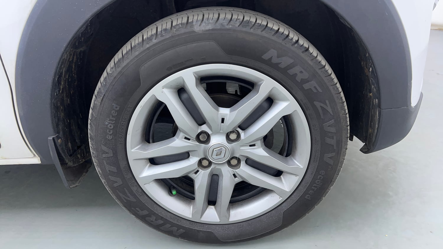 Used 2021 Renault Triber RXZ EASY-R AMT Petrol Automatic tyres RIGHT FRONT TYRE RIM VIEW