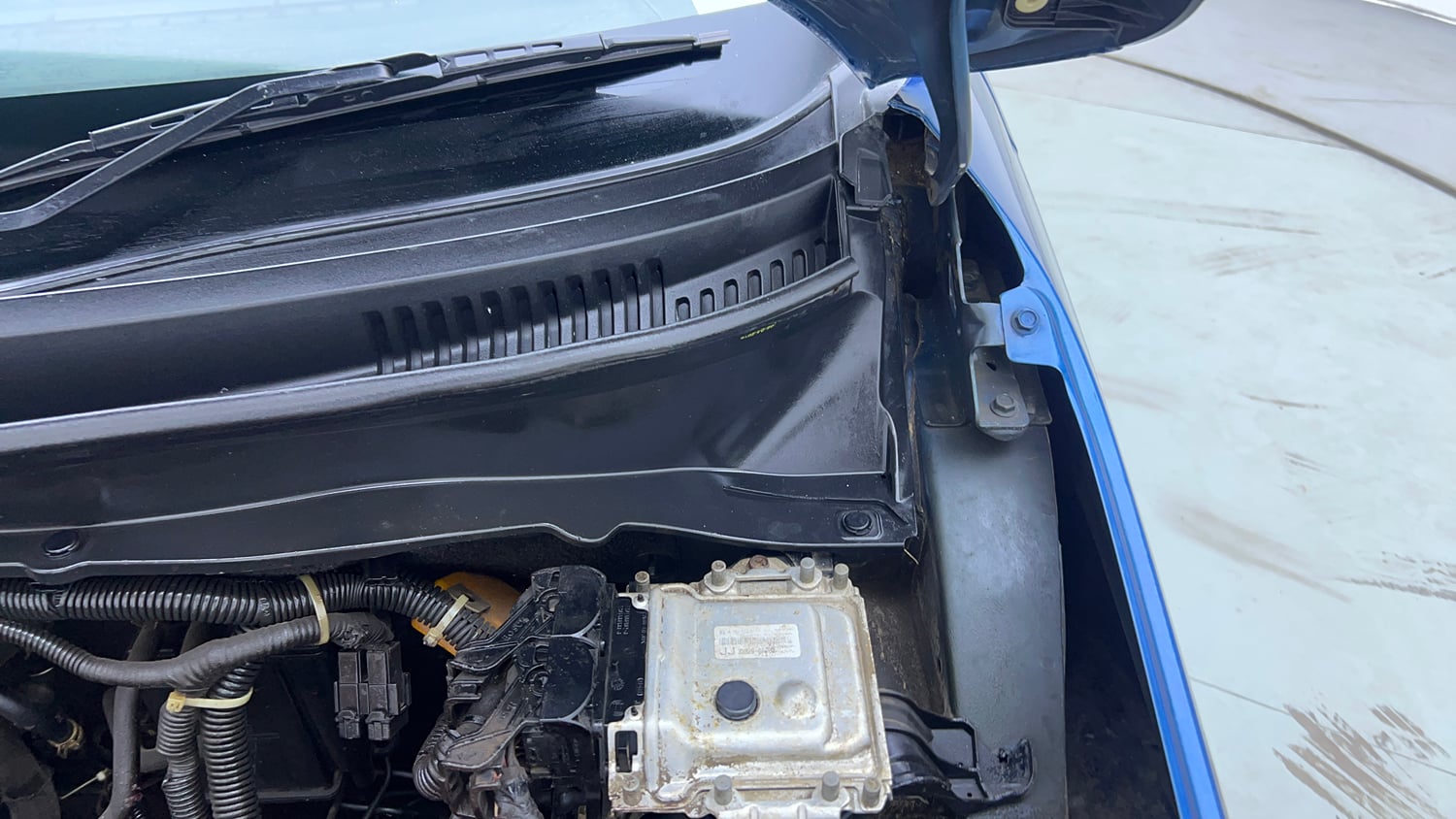 Used 2018 Maruti Suzuki Ignis Delta 1.2 MT Petrol Manual engine ENGINE LEFT SIDE HINGE & APRON VIEW