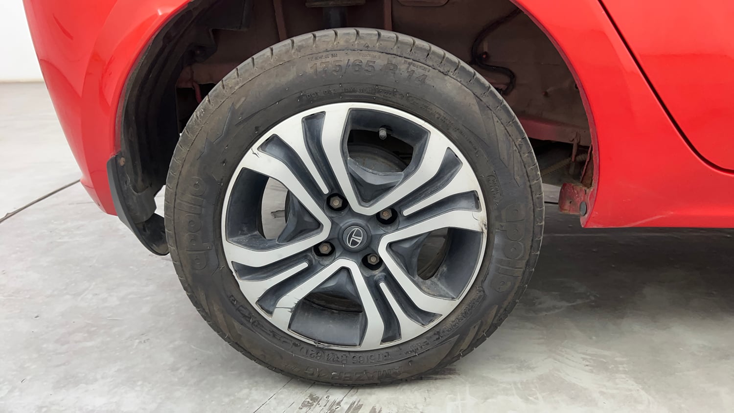 Used 2024 Tata Tiago XZA Plus iCNG Cng Automatic tyres RIGHT REAR TYRE RIM VIEW