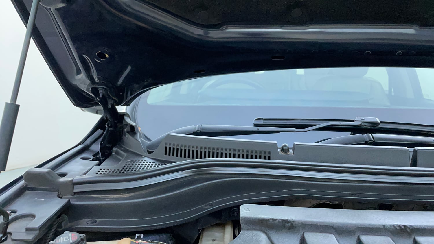 Used 2026 Mahindra XUV700 AX 7 Petrol AT Luxury Pack 7 STR Petrol Automatic engine ENGINE RIGHT SIDE HINGE & APRON VIEW