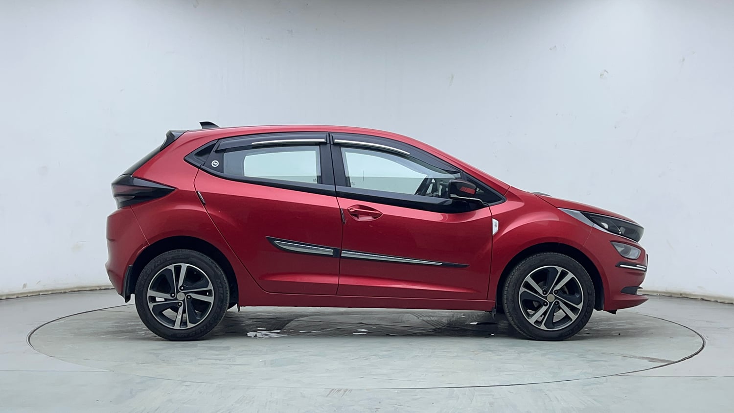 Used 2024 Tata Altroz XZ Plus i-Turbo (S) Petrol Manual exterior RIGHT SIDE VIEW