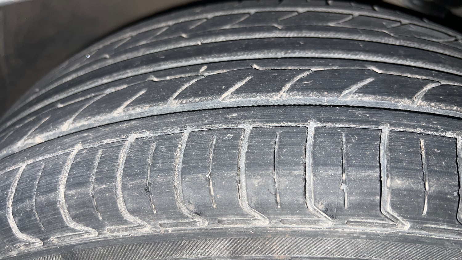 Used 2019 Maruti Suzuki Ignis Zeta 1.2 AMT Petrol Automatic tyres LEFT FRONT TYRE TREAD VIEW