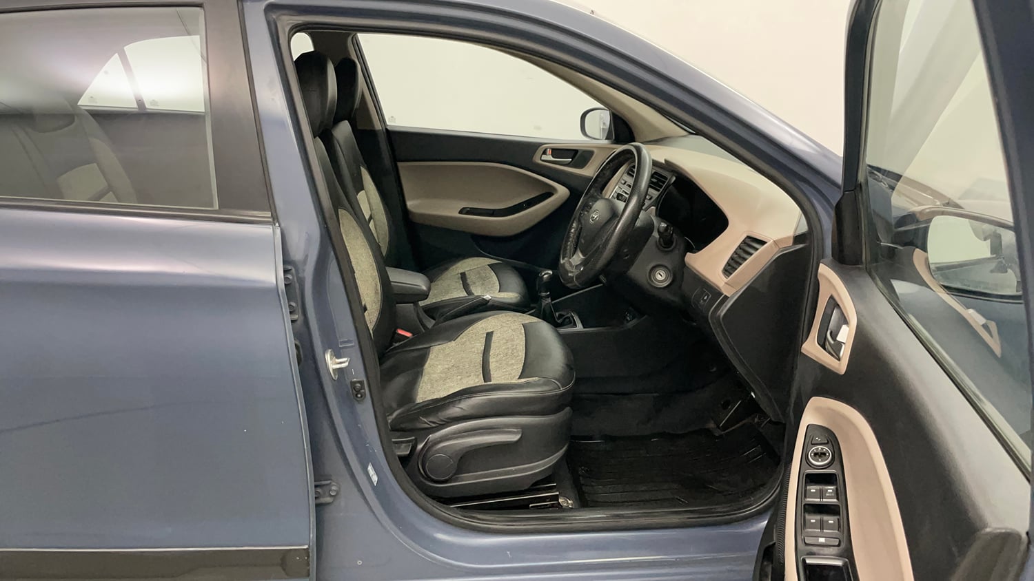 Used 2015 Hyundai Elite i20 Sportz 1.2 Petrol Manual interior RIGHT SIDE FRONT DOOR CABIN VIEW