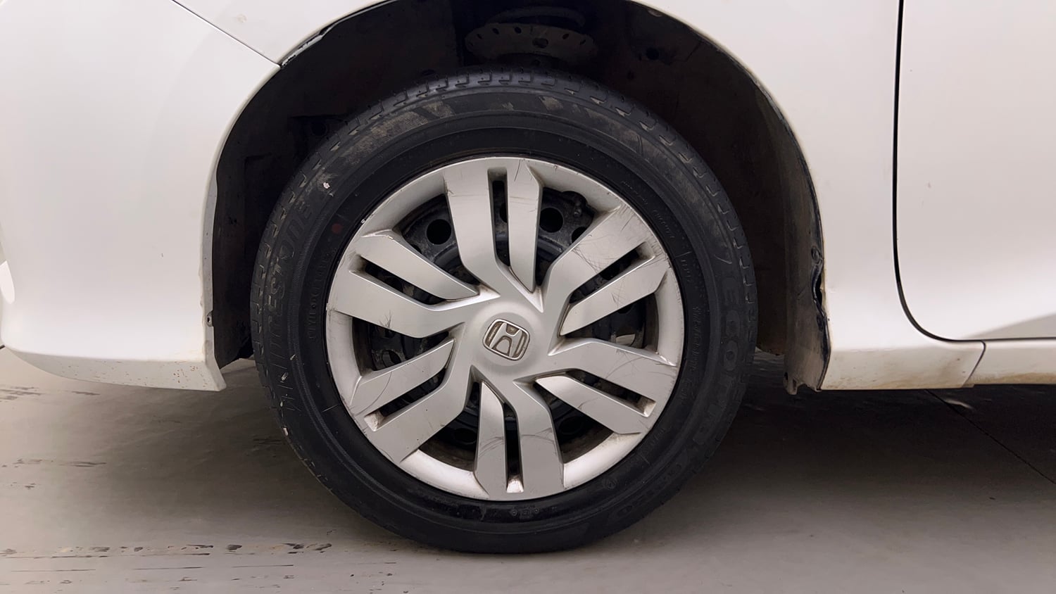 Used 2016 Honda City S Petrol Manual tyres LEFT FRONT TYRE RIM VIEW