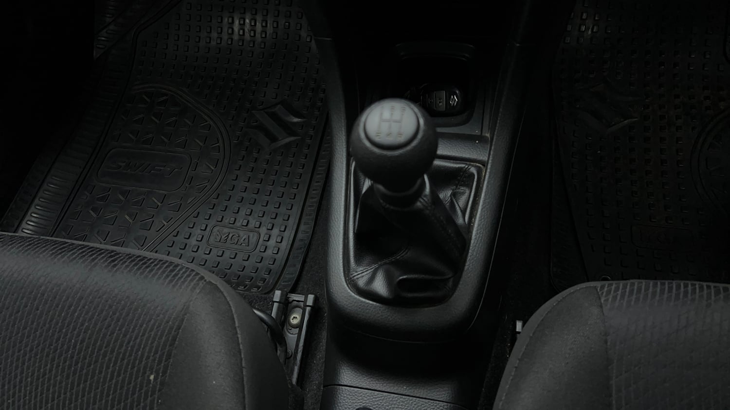 Used 2016 Maruti Suzuki Swift ZXi Petrol Manual interior GEAR  KNOB VIEW