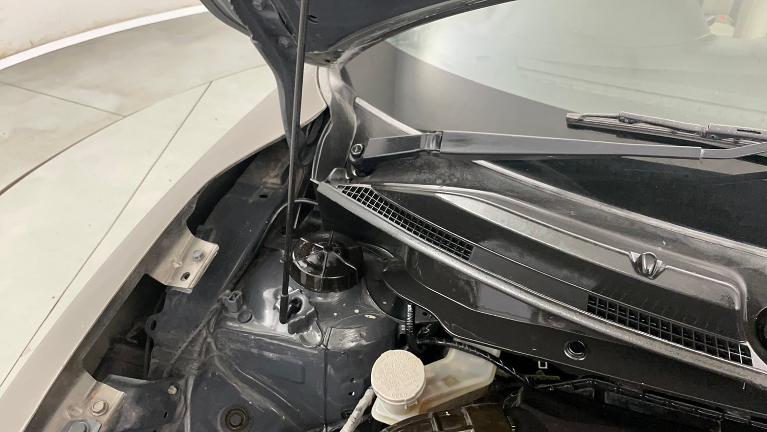 Used 2018 Maruti Suzuki Dzire VXi Petrol Manual engine ENGINE RIGHT SIDE HINGE & APRON VIEW