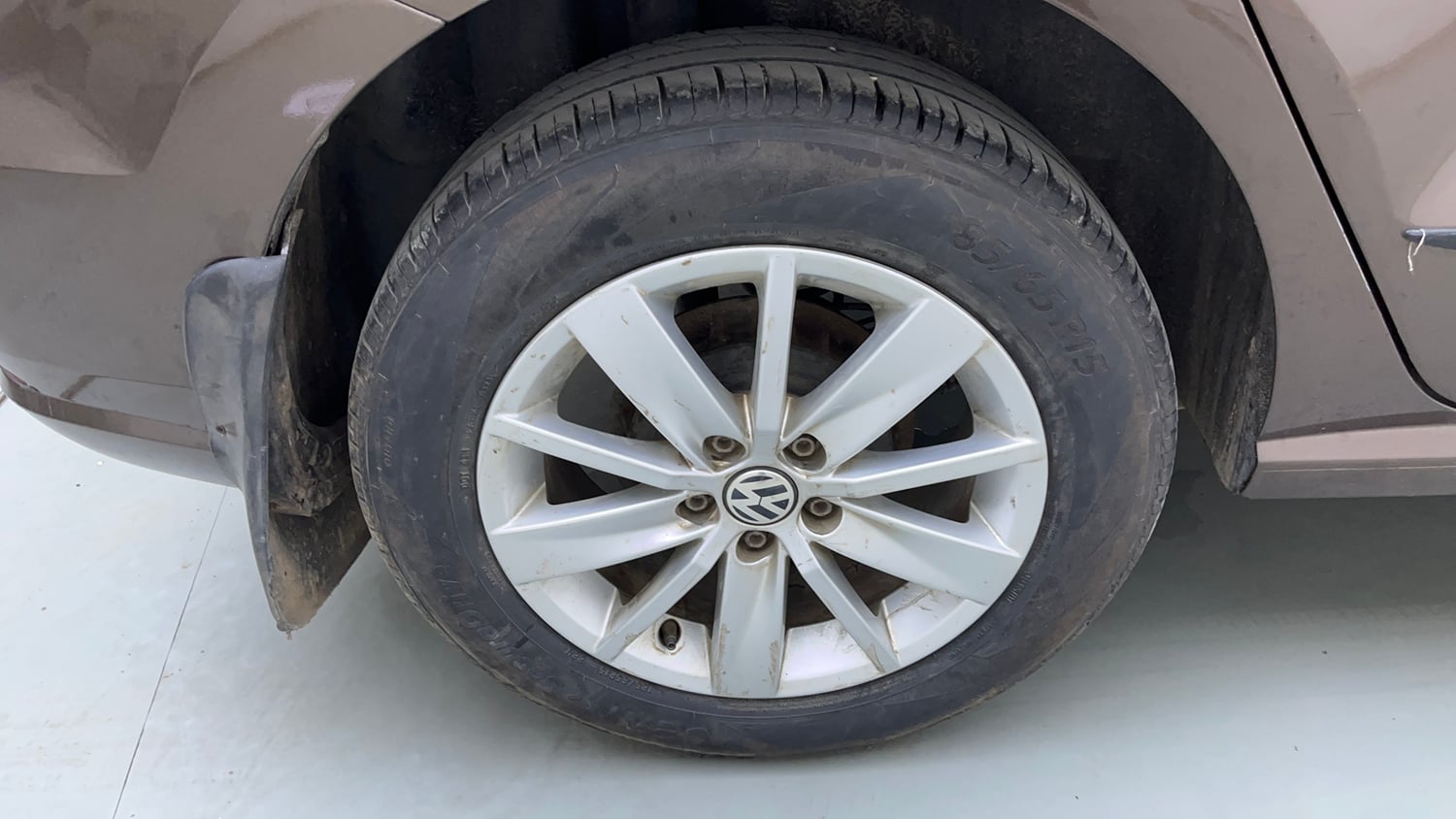 Used 2016 Volkswagen Ameo Highline 1.5L AT Diesel Automatic tyres RIGHT REAR TYRE RIM VIEW