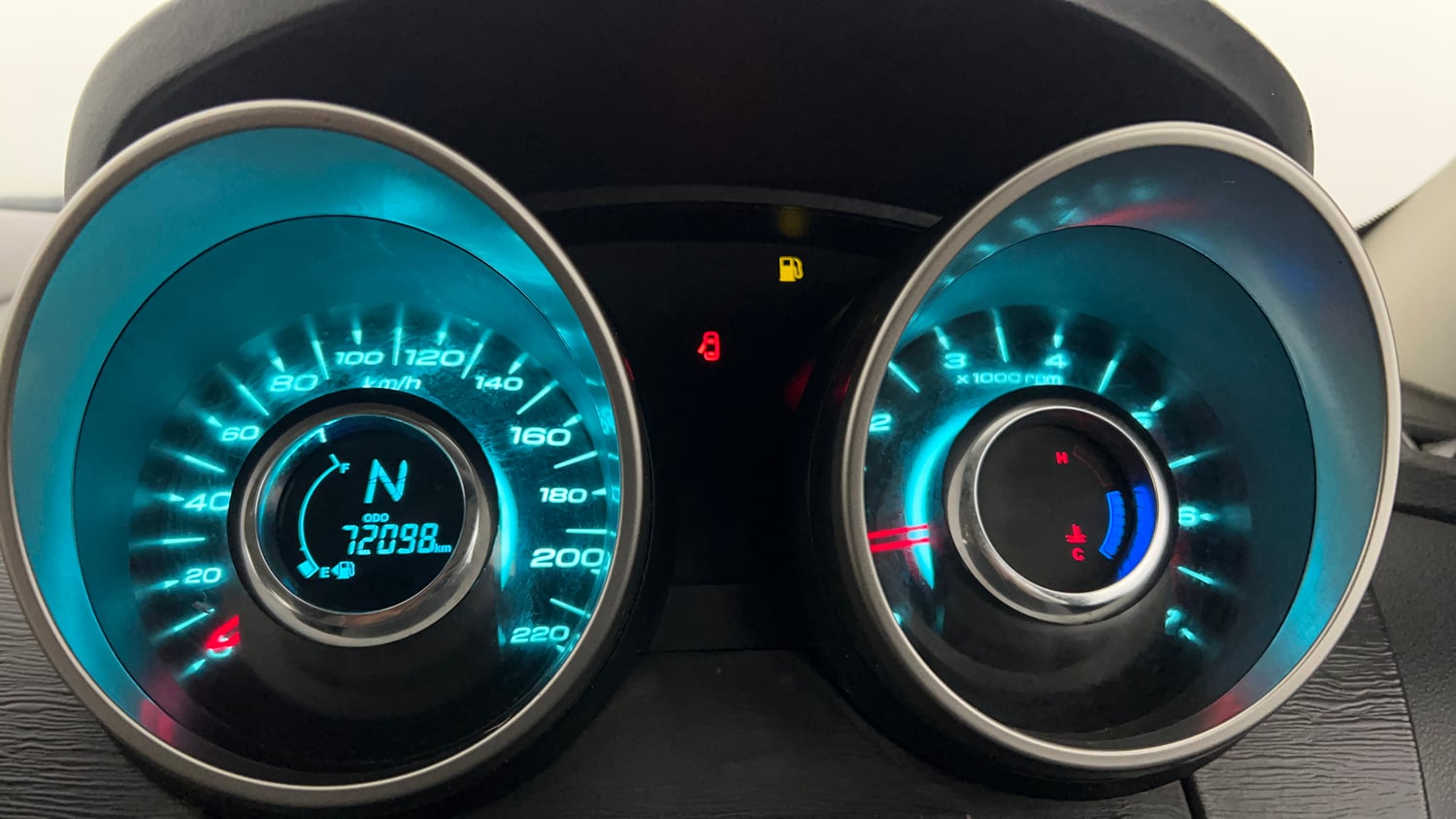 Used 2018 Mahindra XUV500 W9 Diesel Manual interior CLUSTERMETER VIEW