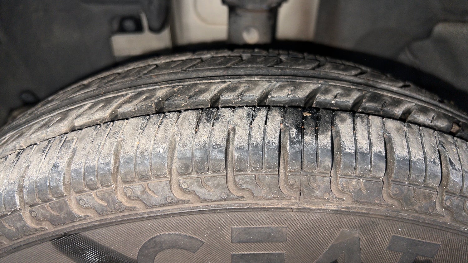 Used 2018 Renault Kwid 1.0 RXT Petrol Manual tyres LEFT FRONT TYRE TREAD VIEW