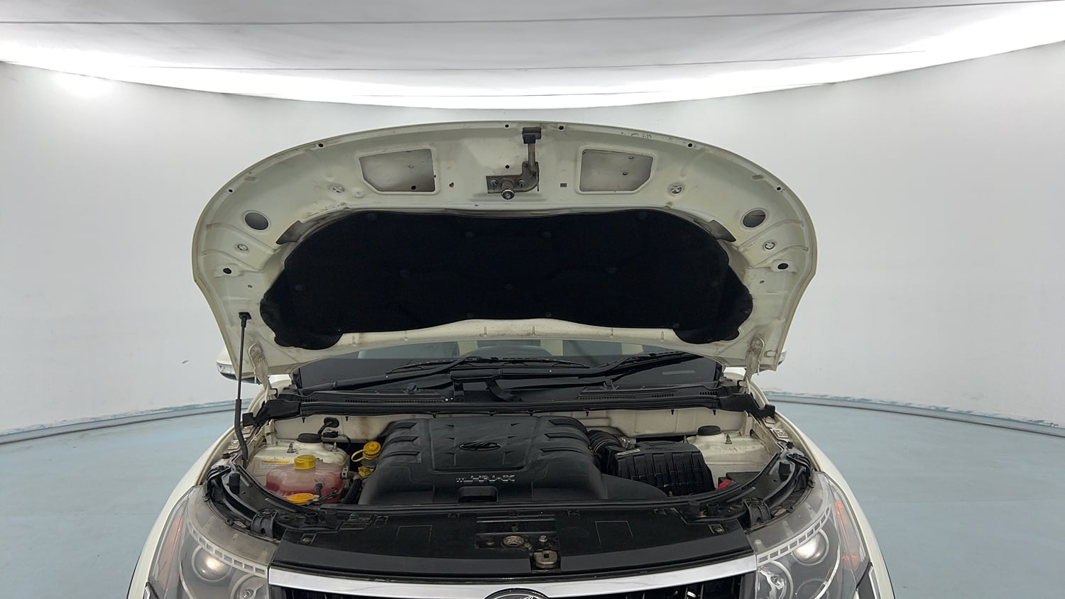 Used 2018 Mahindra XUV500 W9 Diesel Manual engine ENGINE & BONNET OPEN FRONT VIEW
