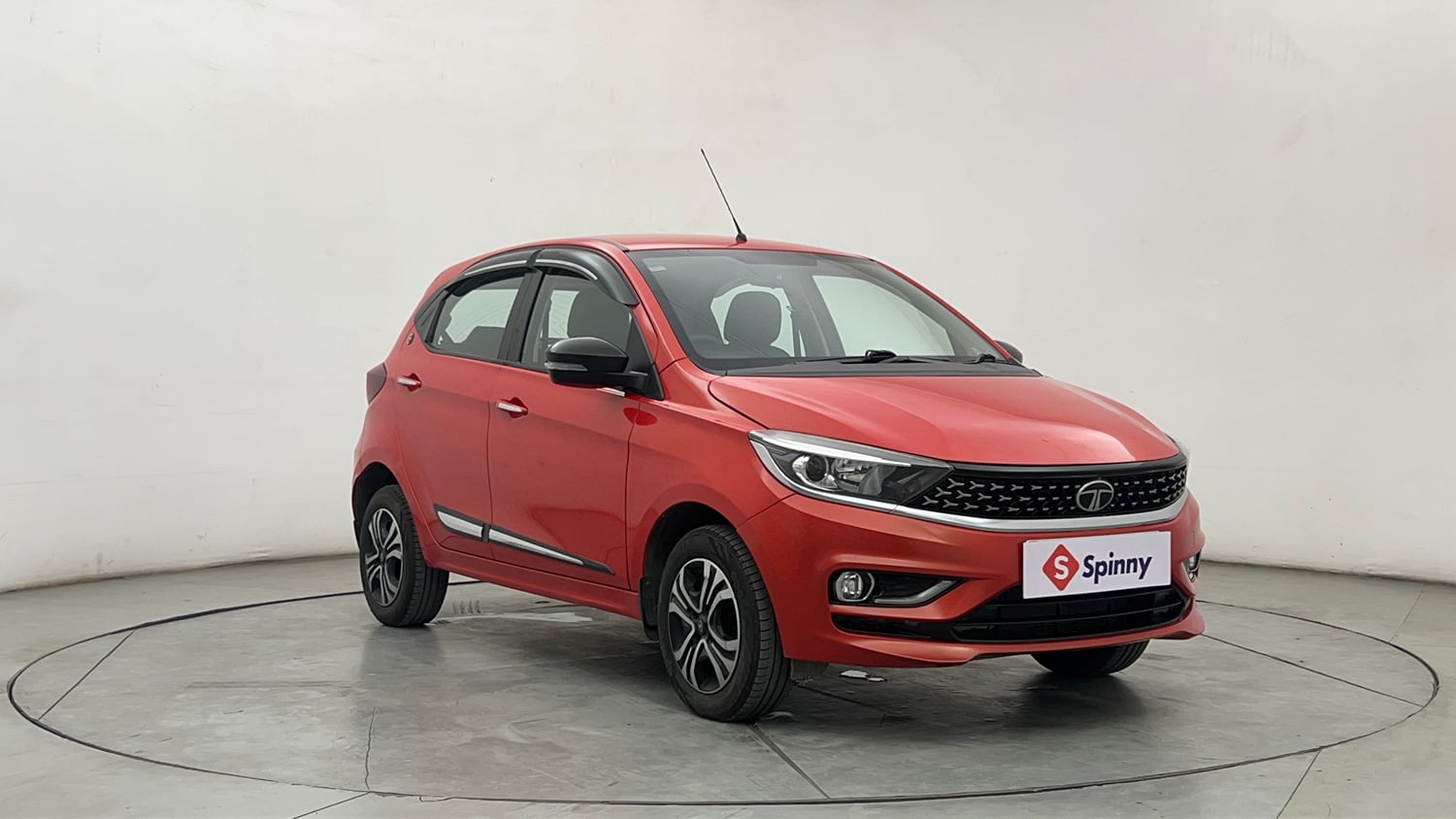 Used 2024 Tata Tiago XZA Plus iCNG Cng Automatic exterior RIGHT FRONT CORNER VIEW