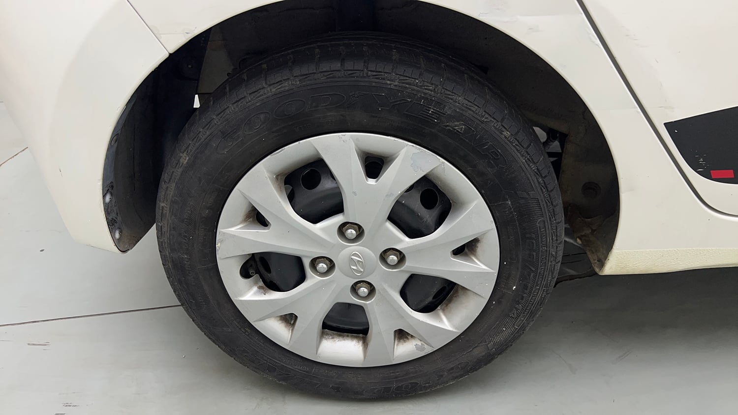 Used 2016 Hyundai Grand i10 Anniversary Edition Petrol Manual tyres RIGHT REAR TYRE RIM VIEW