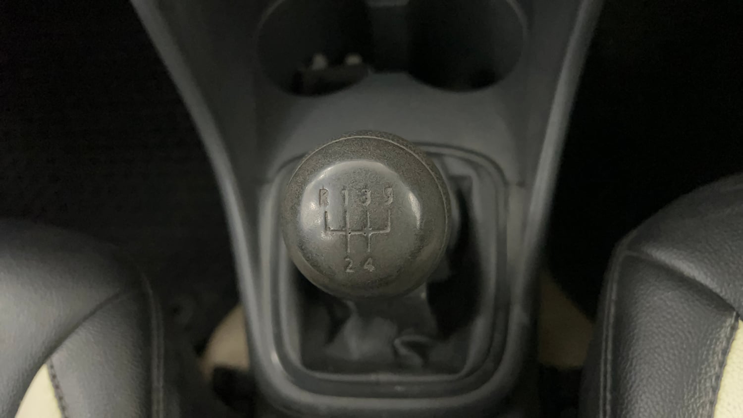 Used 2014 Volkswagen Polo Comfortline 1.2L (P) Petrol Manual interior GEAR  KNOB VIEW