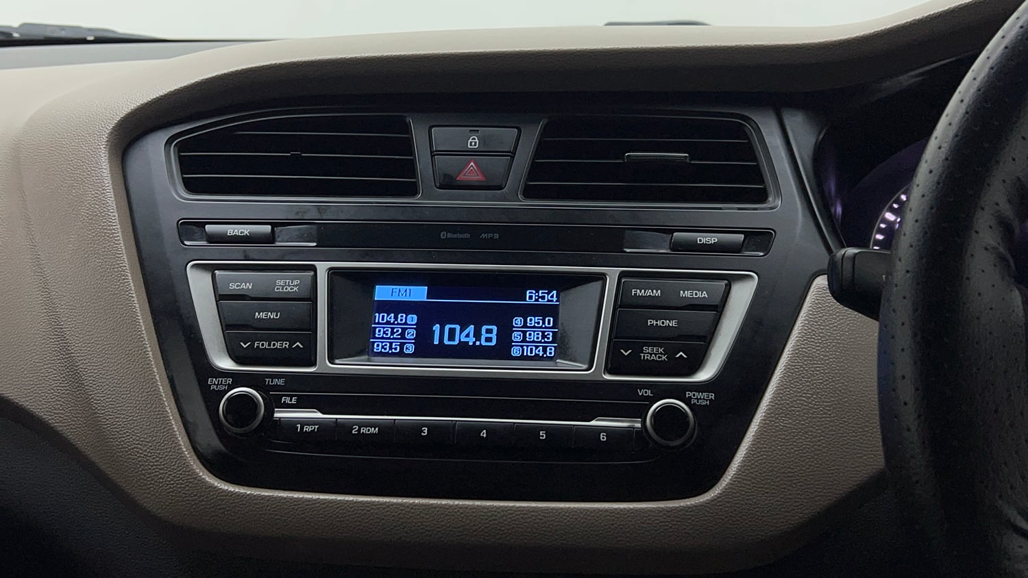 Used 2015 Hyundai Elite i20 Magna 1.2 Petrol Manual top_features Integrated (in-dash) music system