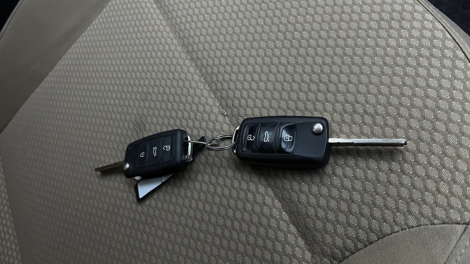 Used 2017 Volkswagen Ameo Highline1.2L (P) Petrol Manual extra CAR KEY VIEW